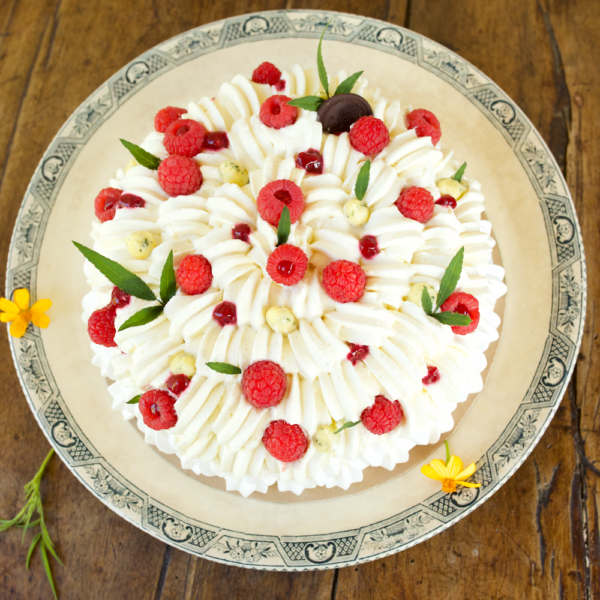 Pavlova à la framboise et à la tagète Passion
